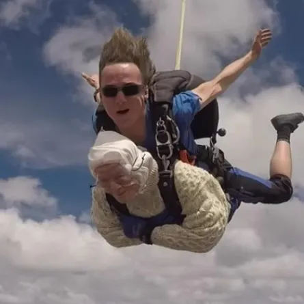 فيديو.. مُسنّة تُحقق رقماً قياسياً بالقفز بالمظلة من علو 14000 قدم!