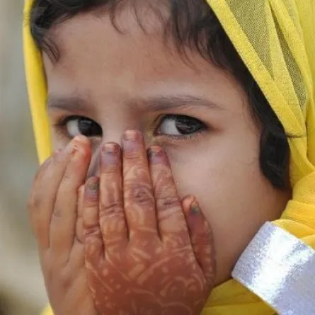 طفلة هندية تطلب من رجال الشرطة اعتقال والدها!.. تعرفوا على السبب