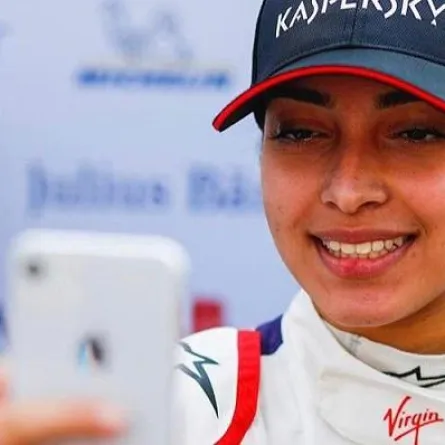 حصريًّا بالصور: إنجاز سعودي جديد ..الإماراتية آمنة القبيسي وسائقات عالميات في "فورمولا إي" الدرعية