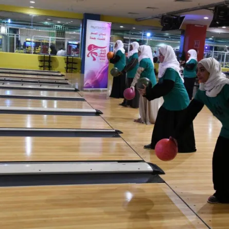 أول فريق نسائي سعودي للبولنج من الصماوات في نادي الصم للنساء بجدة..