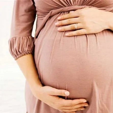 دراسة بريطانية: اكتشاف سر ركلات الجنين لرحم أمه