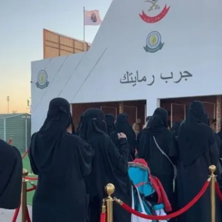 بالصور: سعوديات يتدربن على الرماية بالأسلحة في الجنادرية 33