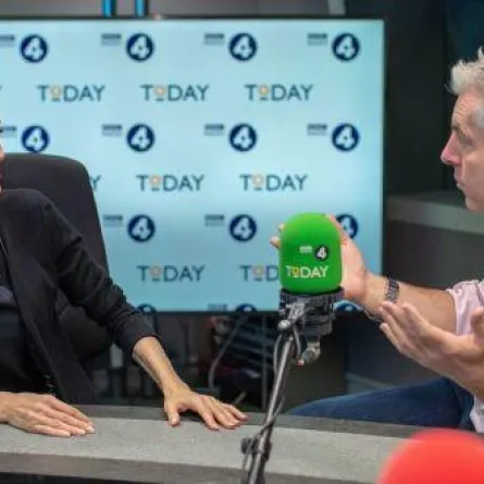 هل تدخل انجلينا جولي عالم السياسة؟