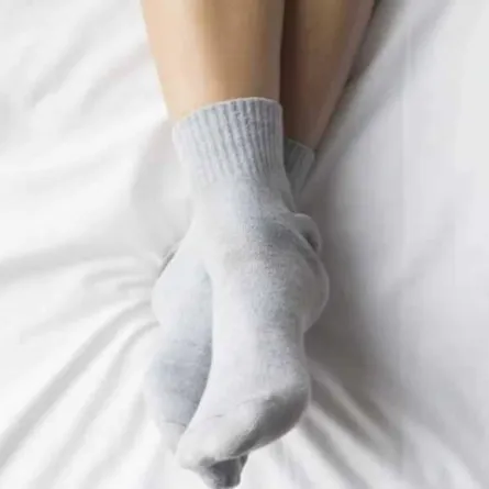 النوم بالجوارب أم بدونها.. العلم يحسم الجدل؟