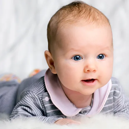 مظاهر نمو الطفل في الشهر الثالث يستجيب لمداعباتك