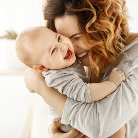 مظاهر نمو الطفل في الشهر السادس يضحك ويناديك للمساعدة