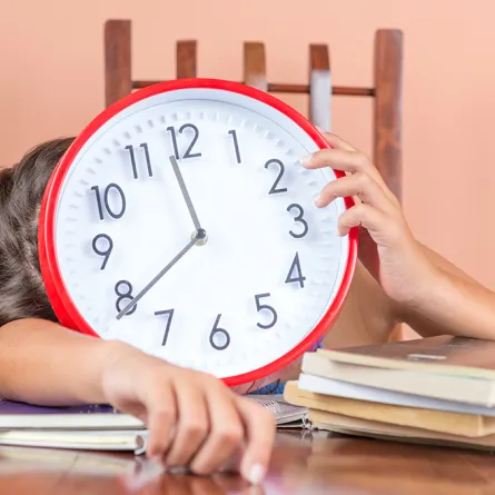 5 خطوات للتعامل مع الطفل أثناء فترة الامتحانات