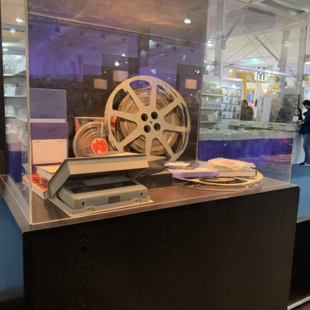 كاميرات وأجهزة التلفزيون السعودي في جناح أقرأ.. تاريخ يُحكى في معرض الكتاب بجدة