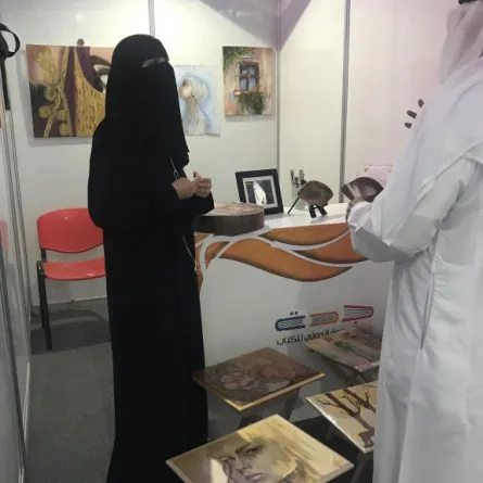 فنانة تشكيلية تعيد تدوير أثاث المنزل لتحارب الإسراف