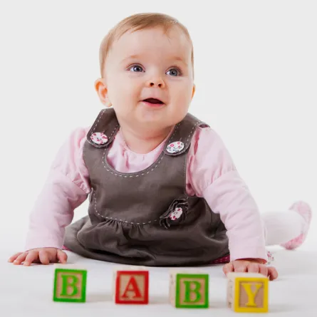 مظاهر نمو الطفل في الشهر الثامن يرفض الغرباء ولا يحب الابتعاد عنك