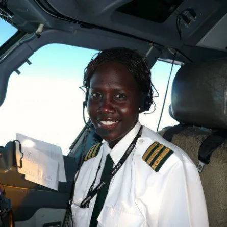 ألويل بول ألونجي.. أول فتاة كابتن طيار في جنوب السودان