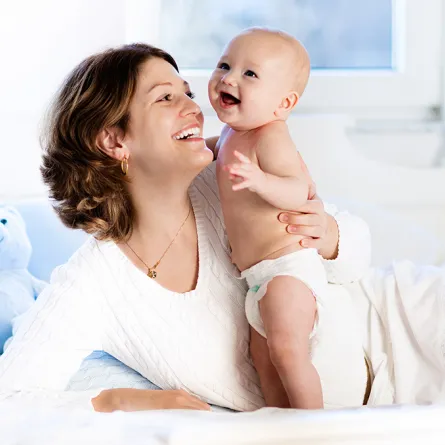 مظاهر نمو الطفل في الشهر العاشر يتناول طعامه ويرتدي ملابسه..وحده