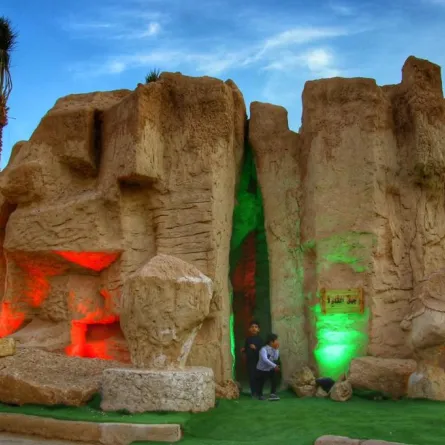 جبل قارة.. أعجوبة طبيعية تثير فضول زوار «الجنادرية 33»