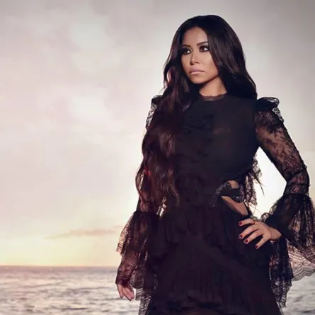 بساطة الأسود تفرض نفسها على أناقة النجمات