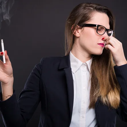 التدبير المنزلي: 4 طرق غير الغسيل للتخلص من رائحة الدخان  