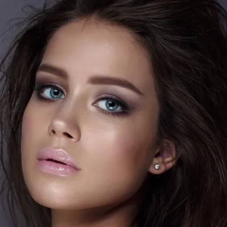 حيل مكياج بسيطة تجعل شفتيك أصغر حجماً