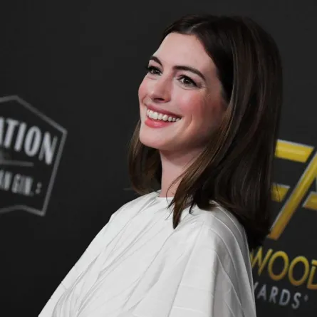 آن هاثاوي ملامح بريئة يناسبها المكياج الناعم