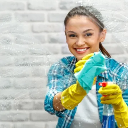 التدبير المنزلي: تنظيف الزجاج وتلميعه بأسرع الطرق