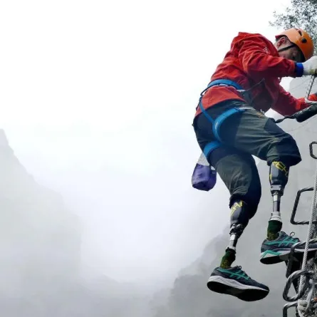 يتسلق الجبال بساقيه المبتورتين لماذا؟