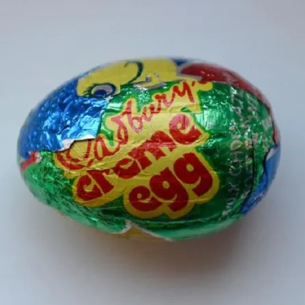 سيدة تحتفظ بشوكولاتة حبيبها نصف قرن!