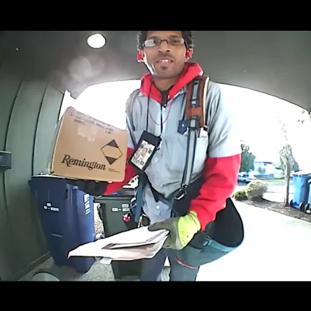 شاهد.. حرص وخدمة مثالية تجلب الشهرة لساعي بريد