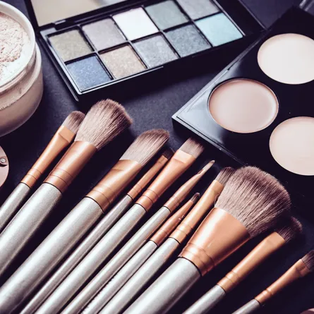 فرش مكياج .. للمسة مثالية كالمحترفات