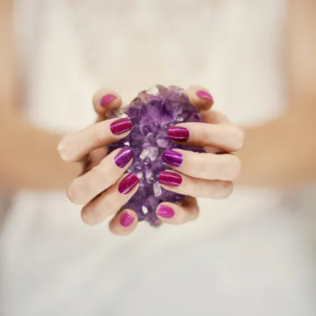 أجمل موديلات المجوهرات المرصعة بالأميتيست