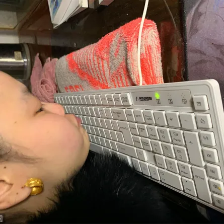 أديبة تكتب أعمالها بشفتيها