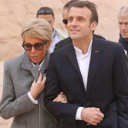 بريجيت ماكرون بإطلالة مثيرة للجدل... بدلة رسمية وحذاء رياضي!