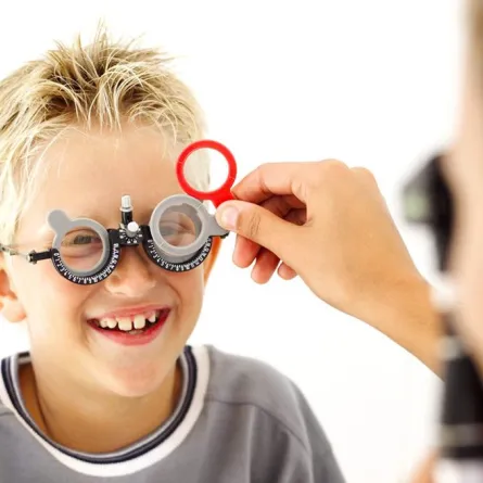 علامات تدل على أن طفلك يحتاج لنظارة طبية 