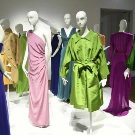 كاثرين دونوف تبيع مجموعة أزيائها من إيف سان لوران في المزاد العلني