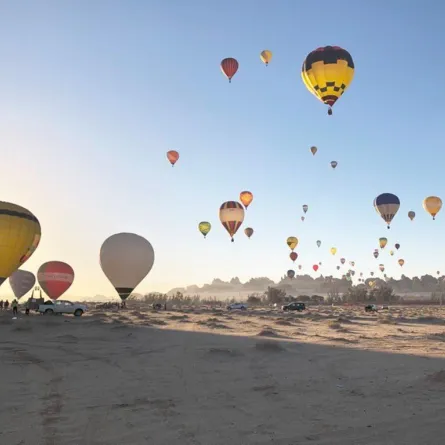 مهرجان المناطيد يقدم لزواره فرصة مشاهدة كنوز وآثار العلا من السماء