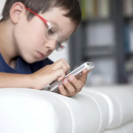 مهارات الأطفال تتأثر بالجلوس أمام الشاشات