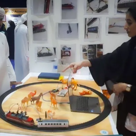 4 طالبات إماراتيات يبتكرن جهازاً ذكياً للسلامة ومنع الحوادث