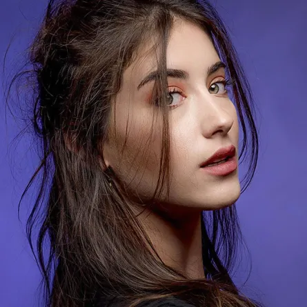 أزياء هازال كايا قبل الزواج عنوانها الجرأة والعصرية