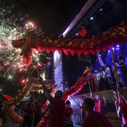 الأحمر يسيطر على العالم احتفالًا بالسنة الصينية