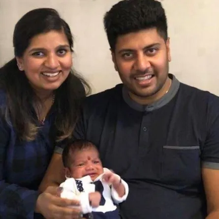 لم يدرك أن زوجته تلد في السيارة إلا بعد أن وجد الطفل بين يديها