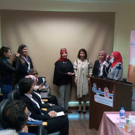 بالصور: منى زكي تحتفل مع "المحاربات" ضد السرطان في مستشفى بهية