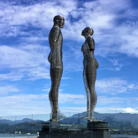 «علي ونينو».. قصة حب  خلدها تمثال