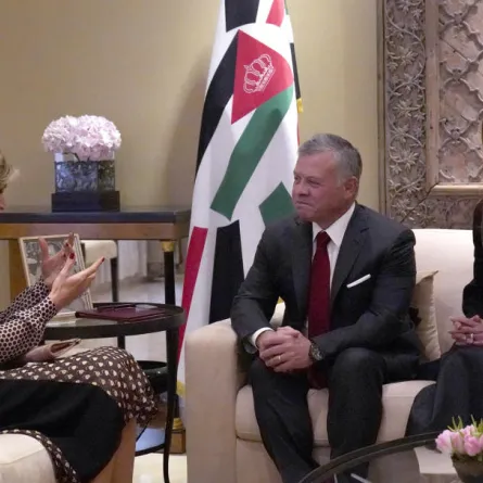 العاهل الأردني والملكة رانيا يستقبلان الملكة ماكسيما.JPG