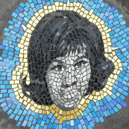 فنان أمريكي يحوّل حفر الشوارع إلى فسيفساء ملونة