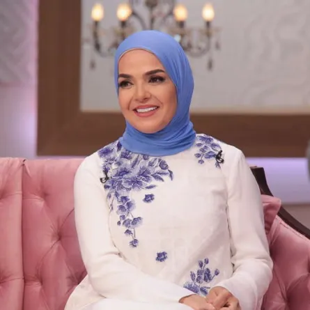 10 إطلالات محتشمة من الإعلامية منى عبد الغني للمحجبات