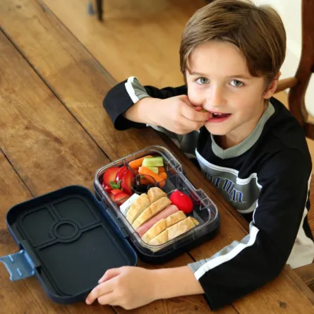 صورة طفل يأكل