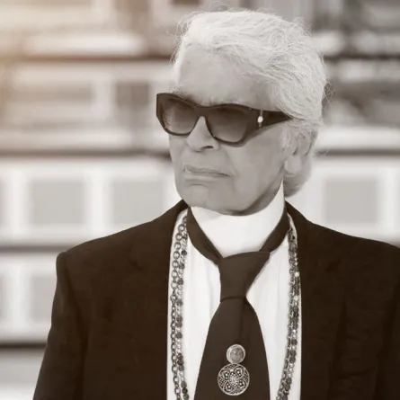 من هو المصمم العالمي الراحل كارل لاغرفيلد؟