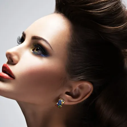 كيف تبرز العروس السعودية جمال عيونها الملونة؟