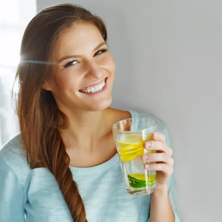 فوائد الماء الدافئ والليمون في التخسيس  