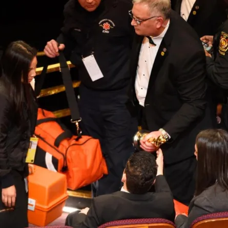 فيديو: رامي مالك يسقط أرضاً بعد دقائق من تسلمه جائزة الـ أوسكار