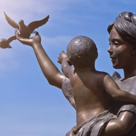 منحوتات رائعة تجسد العلاقة بين الأم وأطفالها