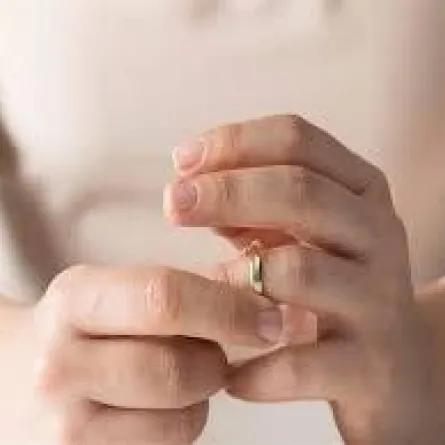 تطلب الخُلع وتقول: «زوجي عامل فيها سي السيد»