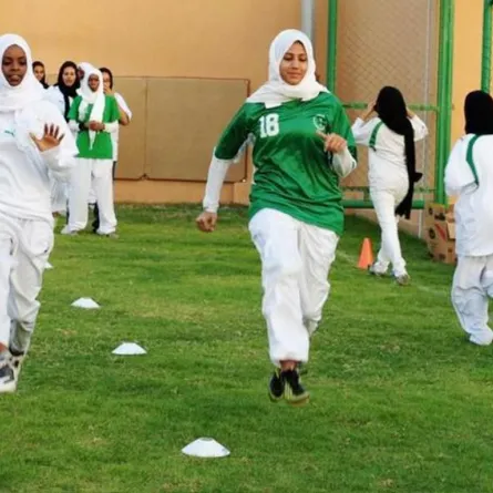 ترحيب بأول مُعَلِّقَة سعودية في بطولة كرة قدم نسائية